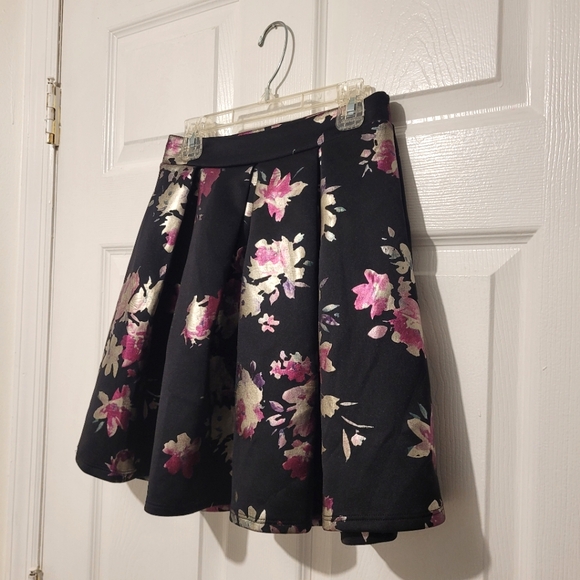 Floral Mini Skirt - Picture 4 of 7